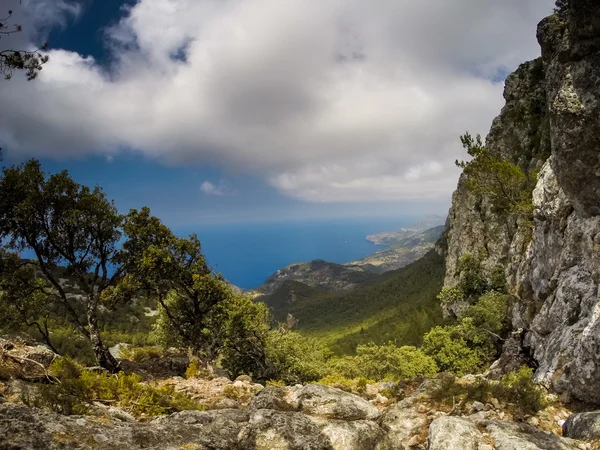 Kamenité pláže v severní části ostrova Mallorca, Španělsko. — Stock fotografie