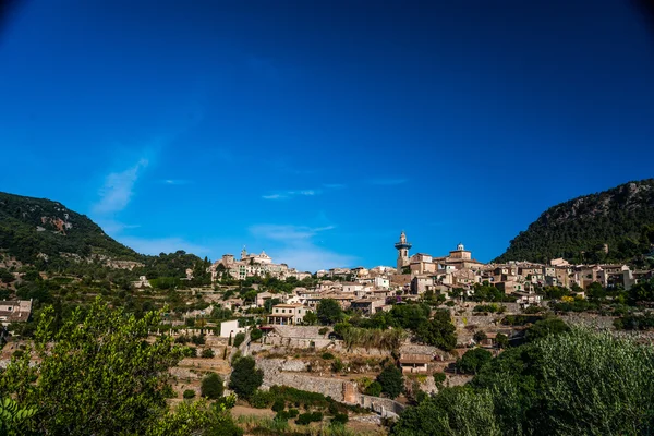 Прекрасний вид на маленькому містечку Valldemossa — стокове фото
