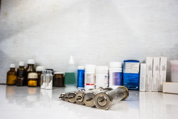 Stříkačku s skleněné lahvičky a léky, prášky — Stock fotografie