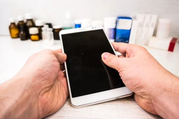 Tablet pc met medische objecten — Stockfoto