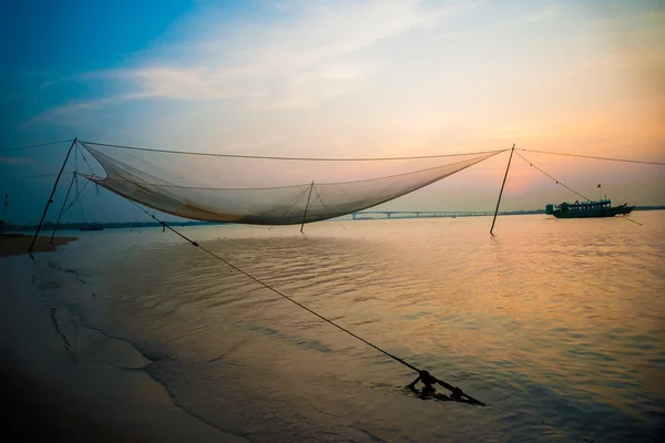 Cena calma de rede de pesca contra o pôr do sol roxo . — Fotografia de Stock