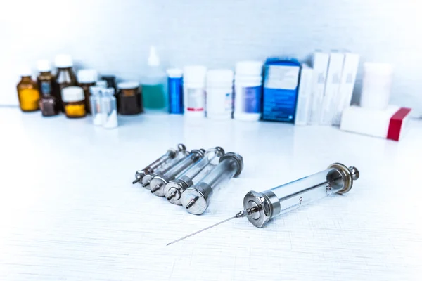 Pillen met glazen flesjes en medicijnen syringe — Stockfoto