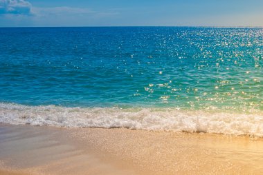 Kumlu sahil ve deniz