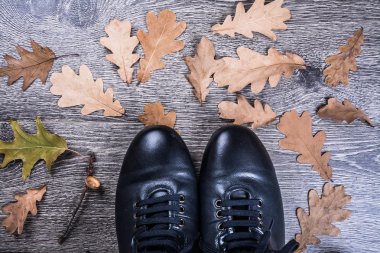 Zemin üzerinde mavi çizmeler.