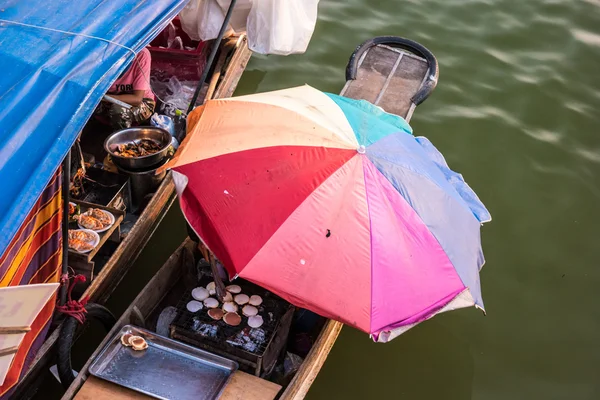 Barche trader in un mercato galleggiante in Thailandia . — Foto Stock