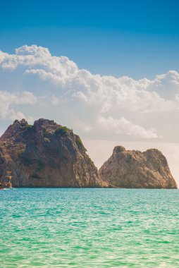 Kleopatra Plajı ile deniz ve kayalar Alanya Yarımadası, Antal