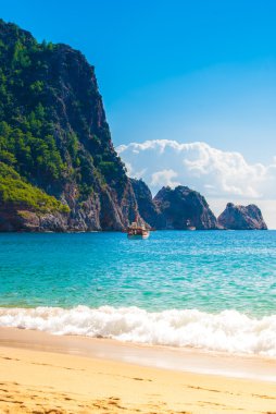 Kleopatra Plajı ile deniz ve kayalar Alanya Yarımadası, Antal