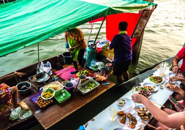 Comerciantes barcos em um mercado flutuante na Tailândia . — Fotografia de Stock
