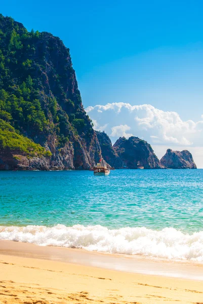 Spiaggia di Cleopatra con mare e rocce della penisola di Alanya, Antal — Foto Stock