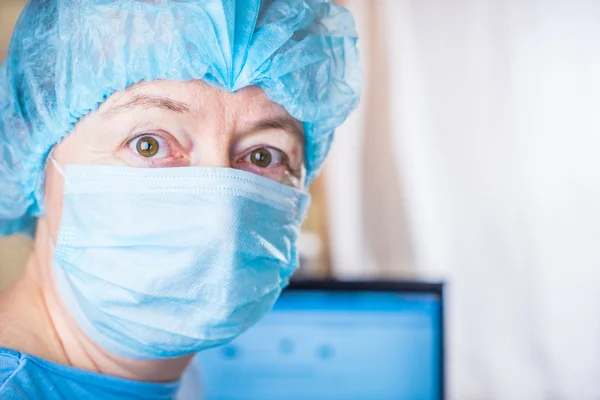 Doctor looking seriously — Stock Photo, Image