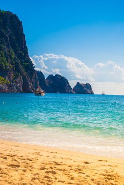 Kleopatra Plajı ile deniz ve kayalar Alanya Yarımadası, Antal