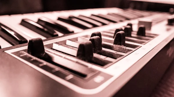 Cyfrowy syntezator muzyczny fortepian — Zdjęcie stockowe