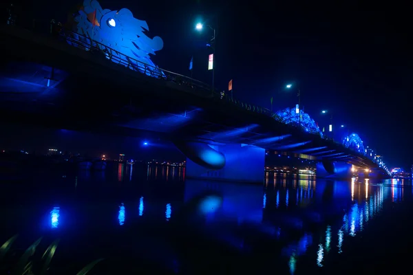 Drachenbrücke bei Nacht in da nang, Vietnam. — Stockfoto