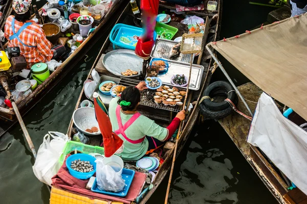 Kereskedők hajók egy úszó piac Thaiföld. — Stock Fotó