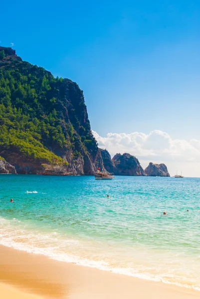 Spiaggia di Cleopatra con mare e rocce della penisola di Alanya, Antal — Foto Stock