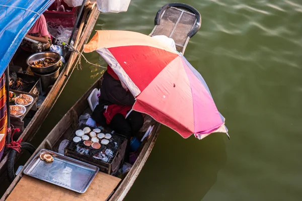 Obchodníků parníky v plovoucí trh v Thajsku. — Stock fotografie