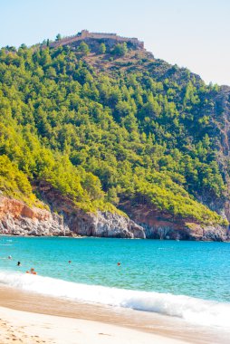Kleopatra Plajı ile deniz ve kayalar Alanya Yarımadası, Antal