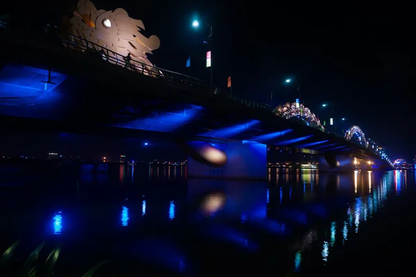 Drachenbrücke bei Nacht in da nang, Vietnam. — Stockfoto