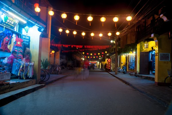 Nacht uitzicht op een straat in Hoi An, Vietnam. — Stockfoto