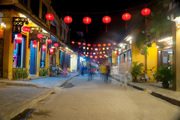 Nacht uitzicht op een straat in Hoi An, Vietnam. — Stockfoto