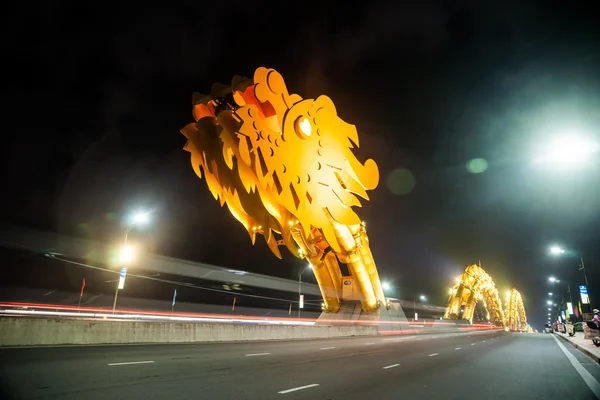 Ponte Dragão à noite em Da Nang, Vietnã . — Fotografia de Stock