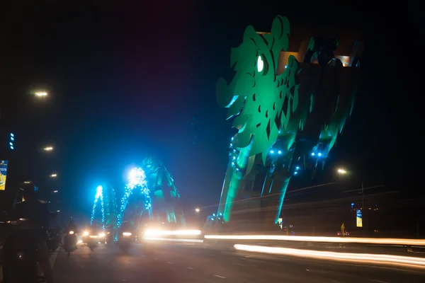 Γέφυρα του δράκοντα τη νύχτα στο Da Nang, Βιετνάμ. — Φωτογραφία Αρχείου