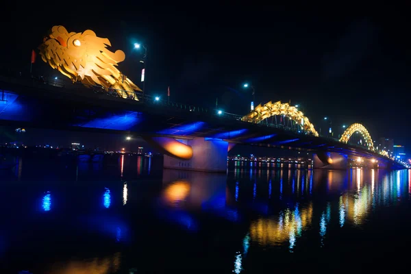 Puente del Dragón en la noche en Da Nang, Vietnam . — Foto de Stock