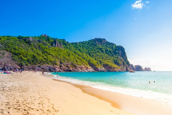 Kleopatra-Strand mit Meer und Felsen der Halbinsel Alanya, — Stockfoto