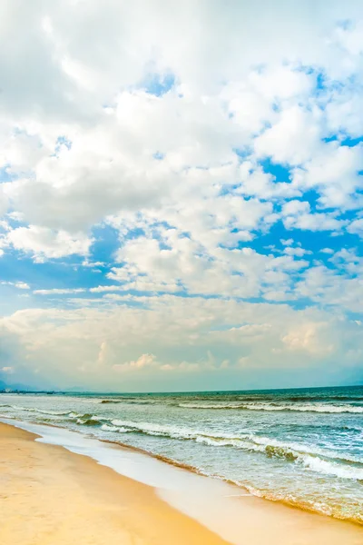 Zee golven in de buurt van strand in Da Nang stad — Stockfoto