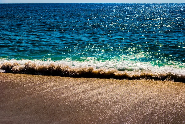 Spiaggia sabbiosa e mare — Foto Stock