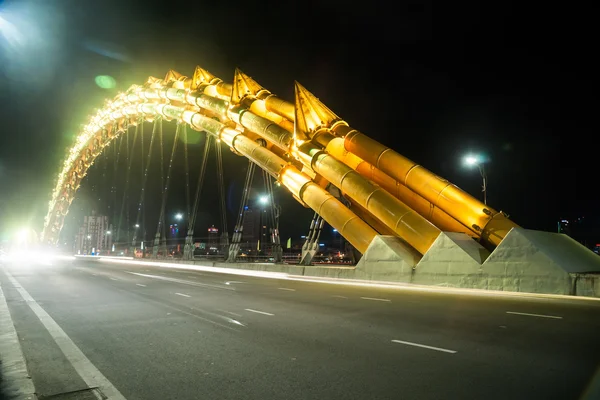 Smoczy most nocą w Da Nang, Wietnam. — Zdjęcie stockowe