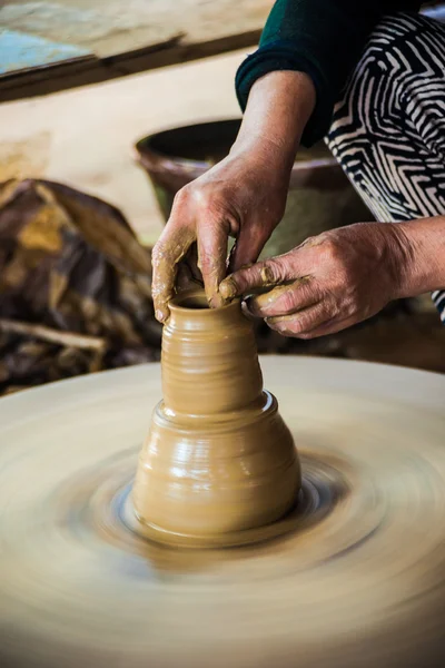 Närbild bild av händerna på en gammal asiatisk potter — Stockfoto