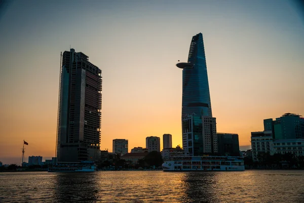 Panorama van Ho Chi Minh bekeken over Saigon-rivier — Stockfoto