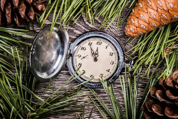 Árbol de abeto de Navidad con conos y reloj —  Fotos de Stock