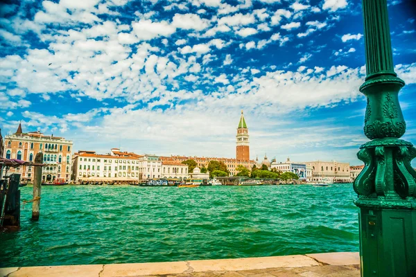 Linterna verde en la isla de Giudecca — Foto de Stock