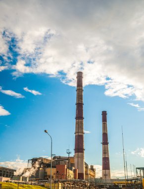 Kömür fosil yakıt enerji santrali bacalardan ile
