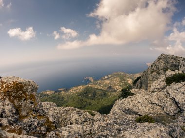 Mallorca Adası, İspanya'nın kuzey tarafında kayalık sahilleri.
