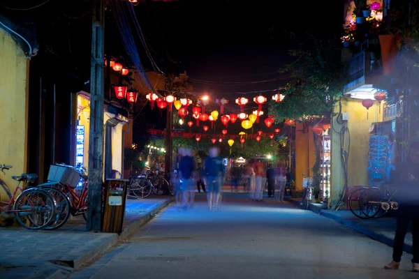 Nacht uitzicht op een straat in Hoi An, Vietnam. — Stockfoto