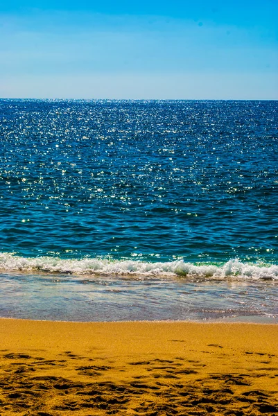 Zandstrand en zee — Stockfoto