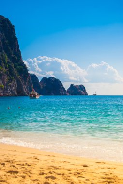Kleopatra Plajı ile deniz ve kayalar Alanya Yarımadası, Antal