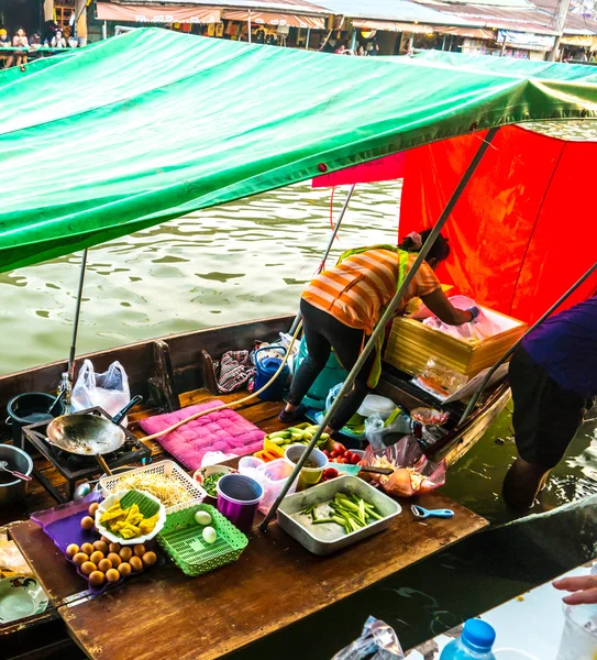 Kereskedők hajók egy úszó piac Thaiföld. — Stock Fotó