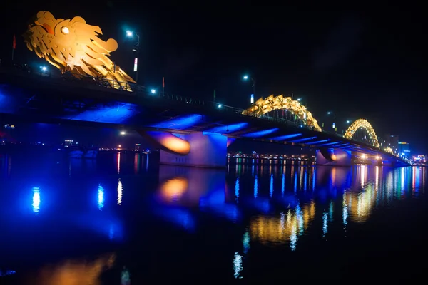 Jembatan Naga di malam hari di Da Nang, Vietnam . — Stok Foto