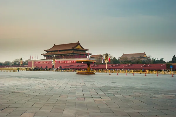 天堂般的宁静 — — 在北京故宫博物馆入口处的大门 — 图库照片