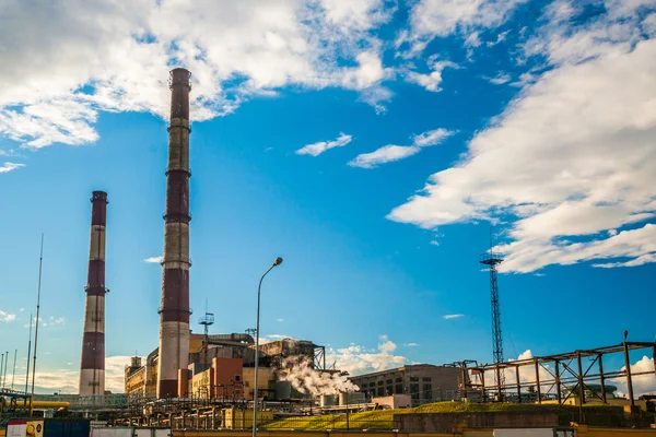 Centrale elettrica a carbone fossile con ciminiere — Foto Stock