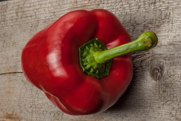 Paprika op hout — Stockfoto