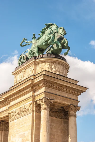 Detail pomníku na náměstí hrdinů v Budapešti — Stock fotografie