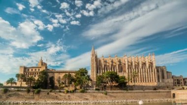 Bulutlar Cathedral of Palma de Mallorca ve Almudaina kale üzerinde uçan ile Timelapse