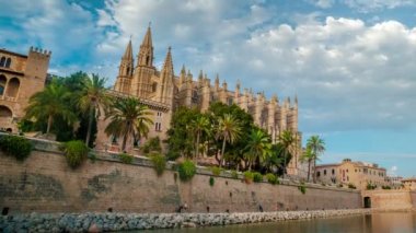 Bulutlar Cathedral of Palma de Mallorca ve Almudaina kale üzerinde uçan ile Timelapse