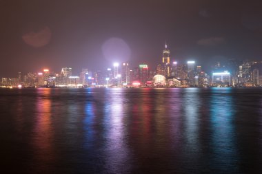Hong Kong Adası ile gece ışıklı scyscrapes