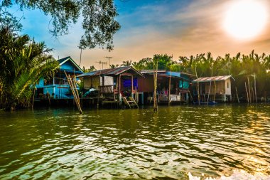Nehir kırsal Tayland yukarıda Tepedeki Ev.